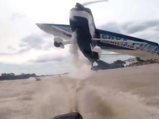 Φωτογραφία για Απίστευτο βίντεο που κόβει την ανάσα! Αεροπλάνο περνάει ξυστά πάνω από τα κεφάλια των ψαράδων και...