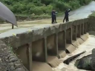 Φωτογραφία για Δυστύχημα με τανκ που έπεσε από γέφυρα μέσα σε ποτάμι - Νεκροί τρεις στρατιώτες