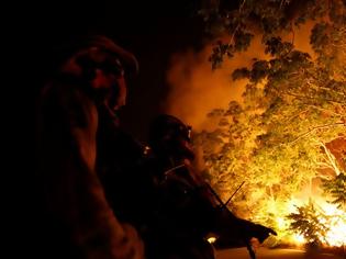 Φωτογραφία για Στάχτη δεκάδες σπίτια και δεκάδες χιλιάδες στρέμματα από την  ανεξέλεγκτη φωτιά στην Καλιφόρνια - 80.000 άνθρωποι εγκατέλειψαν τις εστίες τους