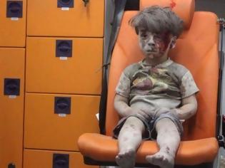 Φωτογραφία για Σοκ προκαλεί η εικόνα 5χρονου αιμόφυρτου παιδιού που ανασύρεται από τα ερείπια των βομβαρδισμών στο Χαλέπι [video]