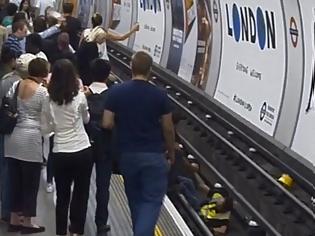 Φωτογραφία για Απίστευτο! Άγνωστος πηδά στις γραμμές του μετρό για να σώσει επιβάτη!