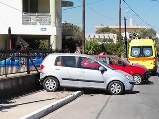 Φωτογραφία για Τροχαίο ατύχημα στα Χανιά - Αυτοκίνητα συγκρούσθηκαν και κατέληξαν πάνω στο πεζοδρόμιο το ένα δίπλα στο άλλο
