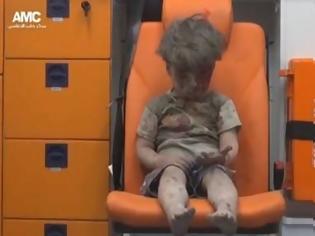 Φωτογραφία για Το αγοράκι του Χαλεπιού: Η εικόνα ενός παιδιού μετά από βομβαρδισμό που σοκάρει [video]