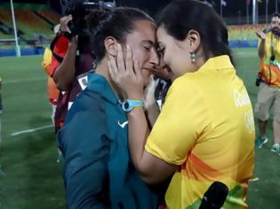 Φωτογραφία για Τα απρόοπτα στους Ολυμπιακούς του Ρίο. Η Ισαντόρα έκανε πρόταση γάμου στην Ένια ...