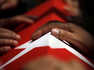 Φωτογραφία για Νεκροί τρεις αστυνομικοί και 217 τραυματίες από επίθεση με παγιδευμένο αυτοκίνητο στην Τουρκία - Το PKK ανέλαβε την ευθύνη