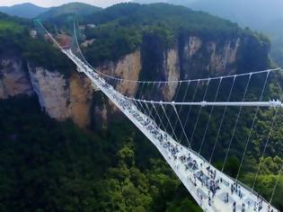 Φωτογραφία για Άνοιξε για το κοινό η μεγαλύτερη και ψηλότερη γυάλινη γέφυρα του κόσμου - Έχει πλάτος έξι μέτρα