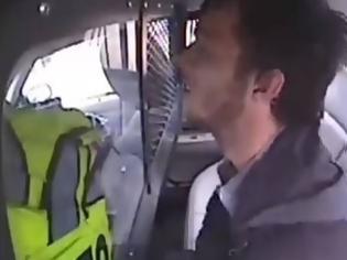 Φωτογραφία για Κρατούμενος εκσφενδονίζεται από παρμπρίζ περιπολικού σε ατύχημα και δραπετεύει [video]