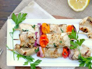 Φωτογραφία για Ζουμερή, ελαφριά συνταγή για το μεσημεριανό σας: Σουβλάκια σολομού με λαχανικά στον ατμό
