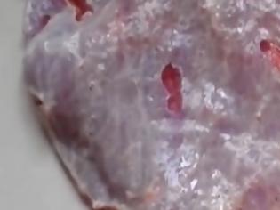 Φωτογραφία για Αυτό το ωμό κρέας που… κουνιέται θα μας κάνει όλους χορτοφάγους! [video]