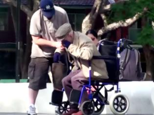 Φωτογραφία για Που να φανταστεί κανείς ότι βοηθώντας έναν παππού να σηκωθεί από την αναπηρική καρέκλα, θα γίνει κάτι τέτοιο