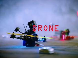 Φωτογραφία για Η κούρσα δύο drone μέσα από εμπόδια: Εντυπωσιακό βίντεο με μια Mustang που βγάζει καπνούς, ένα Focus RS που ντριφτάρει κι ένα ρομπότ