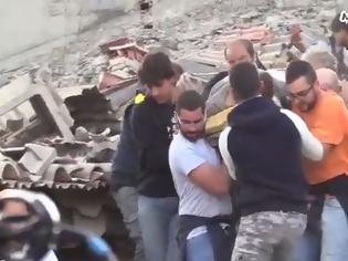 Φωτογραφία για Η στιγμή του απεγκλωβισμού νεαρού από τα ερείπια στην Ιταλία!