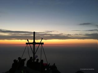 Φωτογραφία για 8919 - Φωτογραφίες από την εφετινή ανάβαση, για τον εορτασμό της Μεταμόρφωσης του Σωτήρος (6/19 Αυγούστου), στην κορυφή του Άθωνα