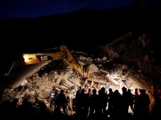 Φωτογραφία για Ολονύχτιες έρευνες στα ερείπια που άφησε πίσω του ο σεισμός στην Ιταλία - Στους 159 ανέρχονται οι νεκροί