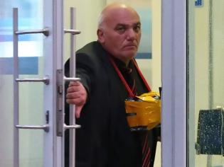 Φωτογραφία για Παραδόθηκε ο άντρας που κρατούσε ομήρους σε τράπεζα της Μόσχας