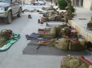 Φωτογραφία για Εισβολή «αλά Τούρκα»: Οι «απελευθερωτές» του Ερντογάν κοιμούνται στους δρόμους