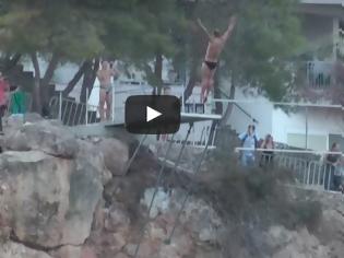 Φωτογραφία για Εντυπωσίασαν οι ακροβατικές καταδύσεις στο Cliff Diving του Αγίου Νικολάου [video]