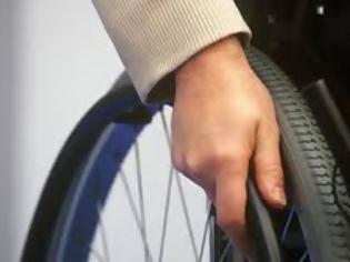 Φωτογραφία για Το αναπηρικό αμαξίδιο των 200 ευρώ που προσφέρεται μέσω των δράσεων ποδηλατικών διαδρομών ή συλλογής πλαστικών πωμάτων δεν εξασφαλίζει την αυτονομία του χρήστη του