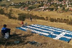 Στο Ζάρκο Τρικάλων: 13 νέοι σχημάτισαν σε λόφο την ελληνική σημαία με 2 τόνους πέτρας