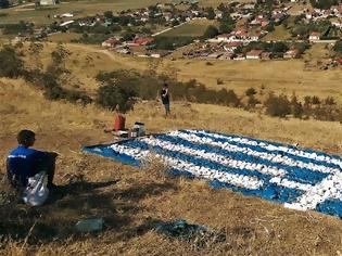 Φωτογραφία για Στο Ζάρκο Τρικάλων: 13 νέοι σχημάτισαν σε λόφο την ελληνική σημαία με 2 τόνους πέτρας