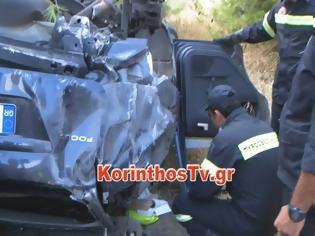 Φωτογραφία για Παραλίγο τραγωδία νωρίτερα στην Ε.Ο. Αθηνών - Κορίνθου. Αυτοκίνητο με 3 επιβάτες έπεσε σε γκρεμό [photos - video]