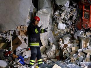 Φωτογραφία για Τα συνεργεία διάσωσης στην Ιταλία συνεχίζουν να βρίσκουν σορούς στα συντρίμμια - Στους 290 ανεβαίνει ο αριθμός των νεκρών