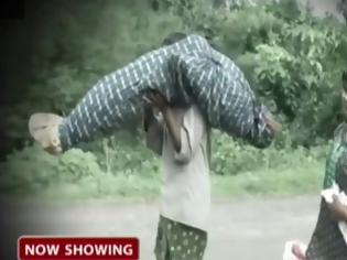 Φωτογραφία για Απίστευτο! Διένυσε 11 χιλιόμετρα κουβαλώντας τη σορό της νεκρής γυναίκας του αφού το νοσοκομείο αρνήθηκε να αναλάβει τη μεταφορά της