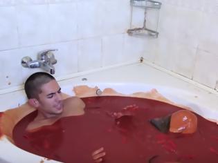 Φωτογραφία για Πώς είναι να κάνεις μπάνιο μέσα σε μια μπανιέρα γεμάτη τσίλι [video]