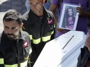 Φωτογραφία για Πυροσβέστες βρήκαν το Σώμα μιας 9χρονης αλλά δυστυχώς… Μόλις είδαν ΤΙ βρισκόταν από κάτω της, Πάγωσαν