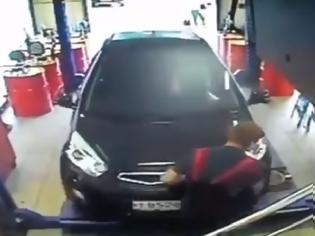 Φωτογραφία για Βίντεο σοκ: Γυναίκα μπέρδεψε το γκάζι με το φρένο και κόλλησε τον μηχανικό στον τοίχο! [video]