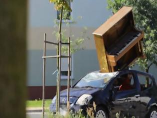 Φωτογραφία για Πήγε να πάρει το αυτοκίνητο του και είδε ένα πιάνο στην οροφή! Δεν θα πιστεύετε τι συνέβη...