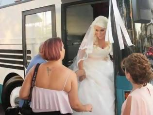 Φωτογραφία για Δεν έχει ξαναγίνει! Τη νύφη συνόδεψαν στην εκκλησία... 20 λεωφορεία!