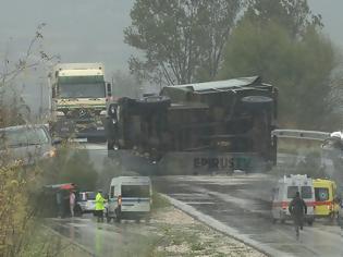 Φωτογραφία για Ιωάννινα :Ανατροπή στρατιωτικού οχήματος μετά απο τροχαίο (Βίντεο)