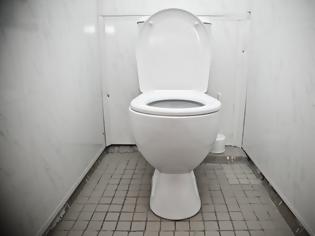 Φωτογραφία για Ποιος είναι ο πιο υγιεινός τρόπος να κάθεστε στις δημόσιες τουαλέτες