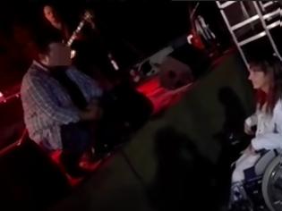 Φωτογραφία για Συγκινητικό βίντεο: «Λυγίζει» γνωστός τραγουδιστής μπροστά σε ένα κορίτσι με ειδικές ιδιαιτερότητες
