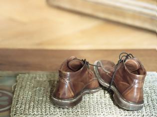 Φωτογραφία για Γιατί δεν πρέπει να μπαίνετε ΠΟΤΕ με τα παπούτσια μέσα στο σπίτι