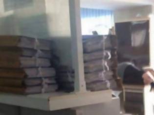 Φωτογραφία για ΚΑΙ ΟΜΩΣ... Ο θεούλης Ξάπλωσε πάνω στο γραφείο και ΚΟΙΜΗΘΗΚΕ - Απίστευτη εικόνα από ΕΦΟΡΙΑ στη Θεσσαλονίκη