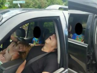 Φωτογραφία για Η αστυνομία δημοσίευσε φωτογραφίες με ζευγάρι ναρκομανών και ένα παιδί σε αυτοκίνητο