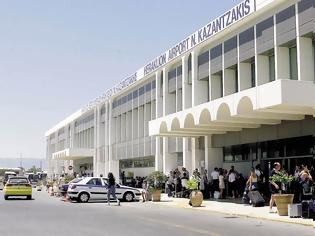 Φωτογραφία για ΑΠΙΣΤΕΥΤΟ: Γυμνός άνδρας έκανε βόλτα μέσα στο αεροδρόμιο Ηρακλείου ανάμεσα στους...επισκέπτες!