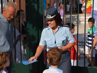 Φωτογραφία για Ενημερωτικά φυλλάδια διένειμαν αστυνομικοί σε γονείς και μαθητές δημοτικών σχολείων στην Αττική