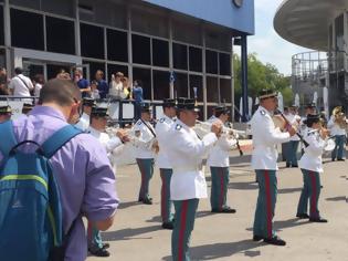 Φωτογραφία για ΞΕΦΤΙΛΑ: Στρατιωτική μπάντα υποδέχεται τον Τσίπρα με ΡΟΚΕΣ - Πόσο πιο πάτος...; [video]