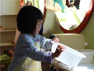 Φωτογραφία για Τα παιδιά στην Ιαπωνία καθαρίζουν μόνα τους το νηπιαγωγείο τους [video]