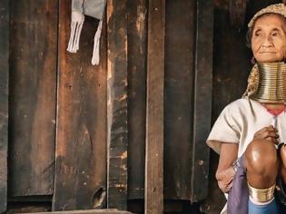 Φωτογραφία για Στη φυλή της Μιανμάρ όπου οι γυναίκες φτιάχνουν λαιμό… καμηλοπάρδαλης (photos)