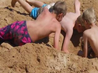 Φωτογραφία για Έπαιζαν στην Παραλία και έθαψαν για πλάκα τον Φίλο τους μέσα στην Άμμο. Δεν ήξεραν όμως ότι αυτό θα είχε τραγική κατάληξη...