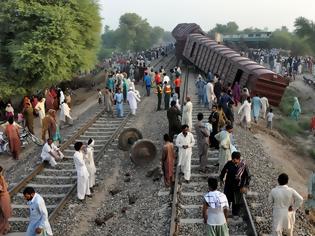 Φωτογραφία για Πανικός στο Πακιστάν! Ταχεία προσέκρουσε σε σταθμευμένο φορτηγό τρένο - 6 νεκροί