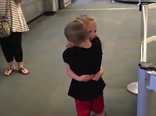 Φωτογραφία για Θα λιώσετε! Η ατελείωτη αγκαλιά δύο μικρών παιδιών που  είχαν να ιδωθούν πάνω από ένα χρόνο