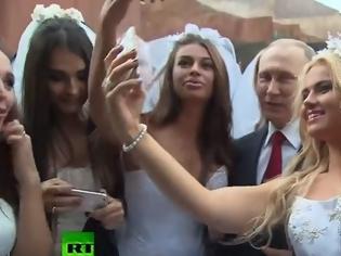 Φωτογραφία για Ο Πούτιν έβγαλε σέλφι με νύφες στην Κόκκινη Πλατεία