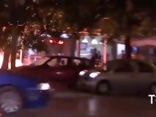 Φωτογραφία για Βίντεο: Μολότοφ σκάνε ανάμεσα σε περαστικούς στη Θεσσαλονίκη
