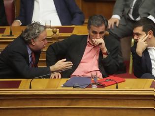 Φωτογραφία για Οι «κόκκινες κάρτες» που έβγαλαν οι θεσμοί στην κυβέρνηση