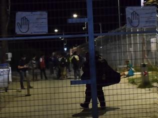 Φωτογραφία για Νύχτα “κόλασης” στην Μόρια - Κάηκε το μισό hot spot - Μετανάστες διέφυγαν στην Μυτιλήνη [video]